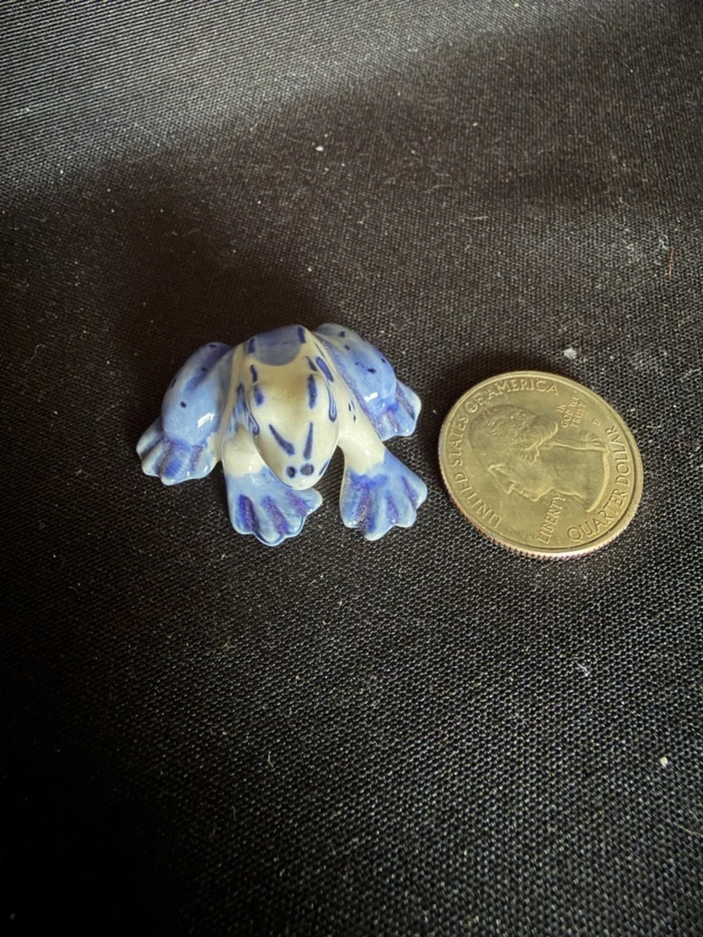 Vintage Porcelain Blue & White Frog Figurine: Small Collectible, Decorative